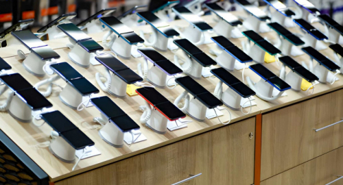 Smartphone, crollo globale: spedizioni ai minimi da tredici anni